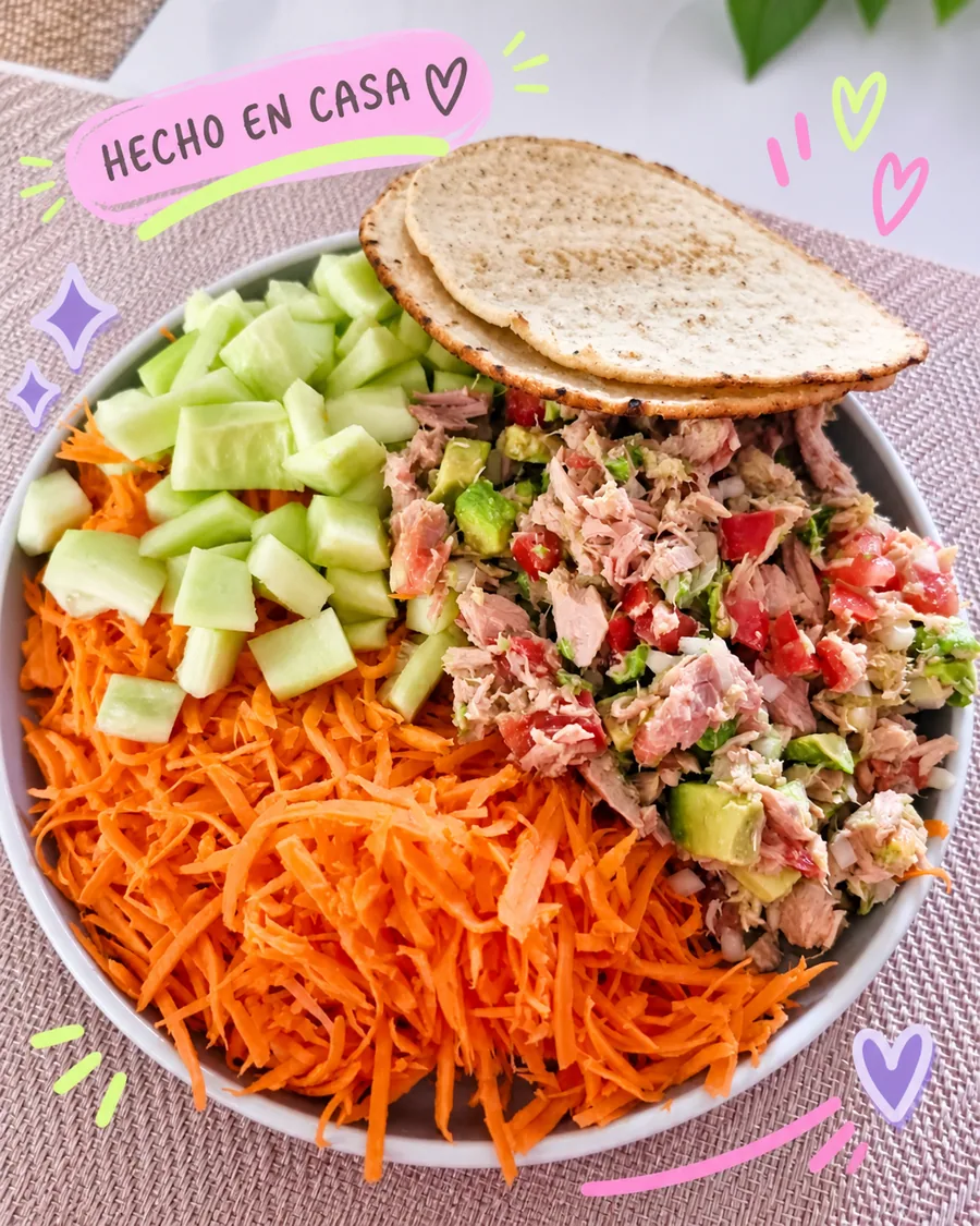 Ensalada de atún con aguacate, pepino, zanahoria y tostadas