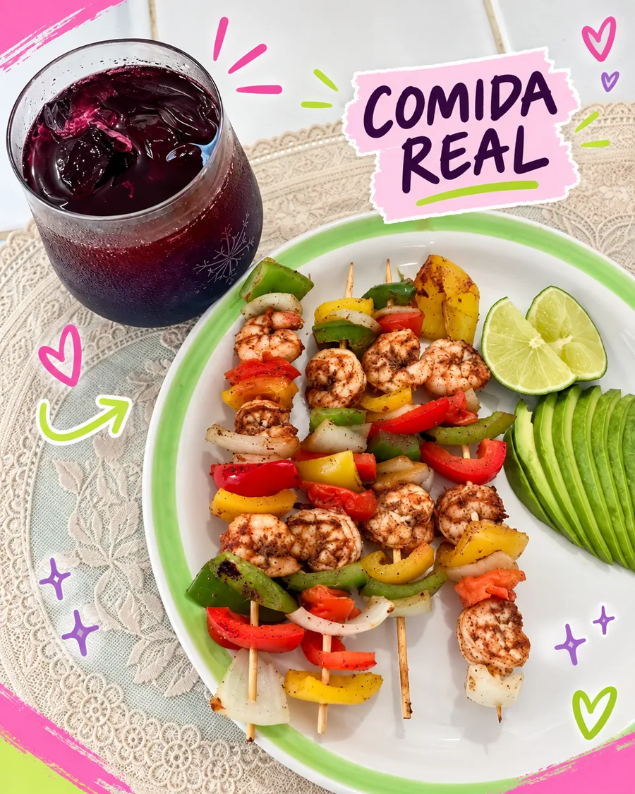 Brochetas de camarón con pimientos y cebolla, acompañadas de aguacate