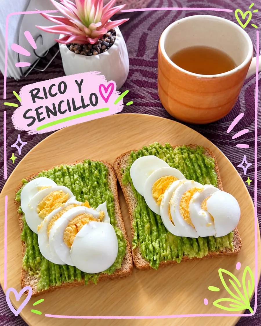 Pan tostado con aguacate y huevo cocido, acompañado de té
